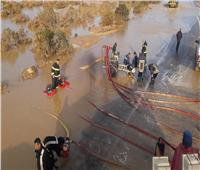 قوات الحماية المدنية ترفع مياه الأمطار بطريق رأس غارب