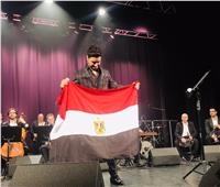 أحمد جمال يرفع علم مصر بمسرح «تريانون» باريس