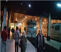 صور| انتظام حركة القطارات بمحطة مصر بالتزامن مع استعدادات رفع الجرار المنكوب 