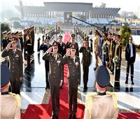الرئيس ينيب وزير الدفاع لوضع إكليل الزهور على نصب شهداء القوات المسلحة التذكاري