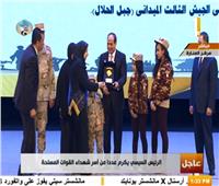 فيديو| الرئيس السيسى يكرم أسر الشهداء