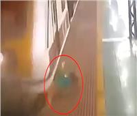 فيديو|  شاهد سيدة مسنة تنجو من الموت بأعجوبة بعد دهسها بالقطار