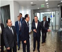 صور..رئيس الوزراء يتفقد مركز الخدمات اللوجستية بمطار القاهرة 