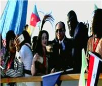الشباب الأفريقي يلتقط الصور التذكارية مع الرئيس على متن عبارة نيلية