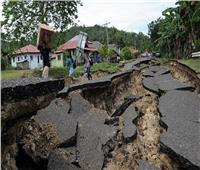 مسؤول: انهيارات أرضية تحاصر نحو 35 سائحا بجزيرة إندونيسية