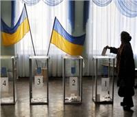 بدء التصويت بانتخابات الرئاسة بأوكرانيا وممثل كوميدي الأوفر حظا