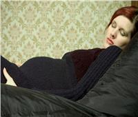 دراسة تحذر المرأة الحامل من النوم بهذه الطريقة