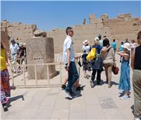 صور.. وزيرة السياحة ويسرا يطوفان حول الجعران المقدس بمعبد الكرنك 