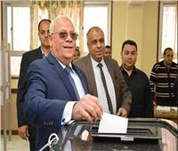 محافظ بورسعيد يدلي بصوته في الإستفتاء على الدستور