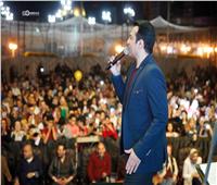 صور| الجمهور يلتف حول إيهاب توفيق بحفل المنصورة.. و«البوب» يشعلها بأغانيه