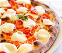 أسهل طريقة لعمل البيتزا الإيطالية في المنزل