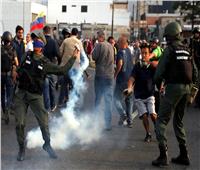 إطلاق الغاز على زعيم المعارضة الفنزويلية أثناء تجمع أمام قاعدة جوية
