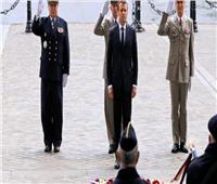 فيديو| الرئيس الفرنسي يضع إكليلا من الزهور على قوس النصر 