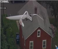 شاهد| لحظة سقوط طائرة شرعية على أحد المنازل بأمريكا 