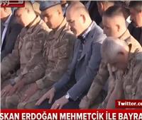 فيديو.. سخرية من أداء وزير الداخلية التركي وجنوده صلاة العيد بطريقة خطأ