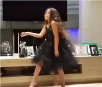 شاهد| ابنة شرين عبدالوهاب ترقص على «بحبك من زمان»