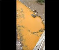 شاهد| نهر بروسيا يتحول إلى اللون البرتقالى بسبب السموم