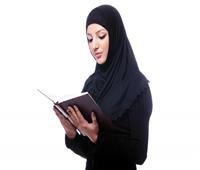 ما حكم تلاوة المرأة القرآن وسط الرجال الأجانب؟.. «الإفتاء» تجيب