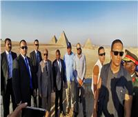 رئيس موزمبيق يزور الأهرامات ويلتقط الصور التذكارية