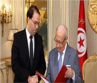 رئيس وزراء تونس يزور السبسي في المستشفى.. ويدعو للتوقف عن بث أخبار زائفة