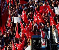 الأتراك في اسطنبول يحتفون بانتصار إمام أوغلو على مرشح «حزب أردوغان»