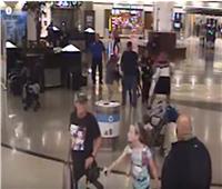 فيديو| لحظة اختطاف طفل من والديه في مطار أمريكي