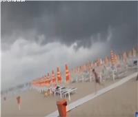فيديو| عاصفة قوية ترعب المصيفين في إيطاليا