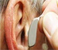 دراسة: ارتداء سماعة للأذن قد يحمي المخ