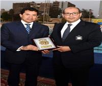 وزير الشباب يهنئ رئيس اتحاد السباحة بفوز فريدة عثمان بالبرونزية
