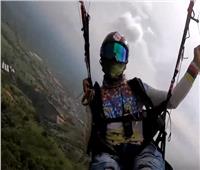 فيديو| «عاشق القفز بالمظلات».. كولومبي يحلق بجانب الطيور