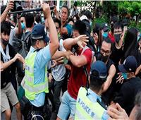 شرطة هونج كونج تطلق الغاز المسيل للدموع على محتجين.. والإضراب يشل المدينة
