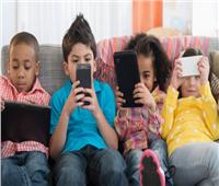 دراسة تحذر من قضاء الأطفال أكثر من ساعتين أمام الشاشات الإلكترونية