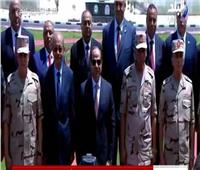 السيسي يلتقط صورا تذكارية مع قادة القوات المسلحة خلال افتتاح 1300 صوبة زراعية