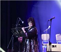 وزيرة الثقافة تفاجئ جمهور مهرجان «القلعة» بعزفها على «آلة الفلوت»