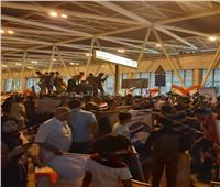 صور وفيديو| الجماهير تحتشد في مطار القاهرة لاستقبال أبطال اليد
