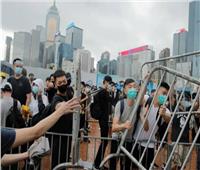 محتجون في هونج كونج يقطعون الطرق المؤدية إلى المطار.. ويحطمون محطة قطار