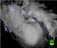شاهد| عاصفة رعدية نادرة ومثيرة وسط دوامة إعصار «دوريان»