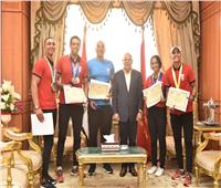 محافظ بورسعيد يكرم أبطال منتخب مصر لرياضة الكياك والكانوي