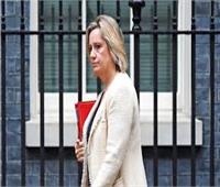 صنداي تايمز: استقالة وزيرة العمل البريطانية "خطوة عاصفة تهز الحكومة"