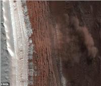 ناسا تلتقط صورة من انهيار جليدي ضخم في كوكب المريخ