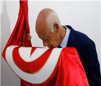 انتخابات تونس| فيديو.. «تقبيل العلم والغناء للوطن» رد فعل قيس سعيد على وصوله للإعادة