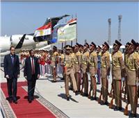 رئيس الوزارء يستقبل نظيره السوداني في مطار القاهرة