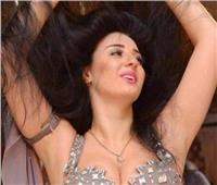 فيديو| صافيناز تعلن اعتزالها الرقص وتغازل «طبيب تجميل»
