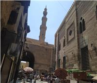 فيديو وصور| حكاية شارع الغورية.. من «حياكة الملابس السلطانية» إلى سوق عشوائي كبير