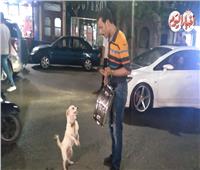 فيديو| «الحاوي» يثير دهشة المواطنين بكلب «لولو»