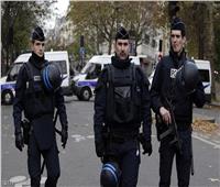 رجل يهاجم أفراد شرطة في باريس