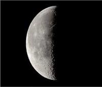 فرصة مثالية للتصوير الفوتواغرافي.. القمر في التربيع الأخير اليوم
