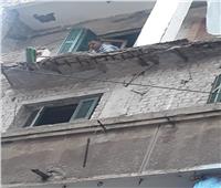 صور| دون إصابات.. انهيار شرفة عقار بالإسكندرية بسبب الأمطار