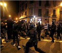 احتجاجات كتالونيا| الشرطة تحاول تفريق محتجين انفصاليين خارج مقرها ببرشلونة