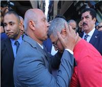 صور| وزير النقل يقبل رأس شقيق «ضحية قطار الإسكندرية».. ويعتذر له